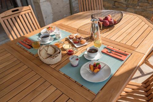une table avec un plateau de petit-déjeuner dessus dans l'établissement Les Tours Carrées, à La Motte-Servolex