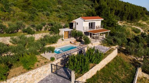 una vista aérea de una casa con piscina en Olive Stone House en Makarska