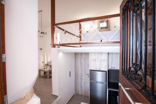 una cucina con piano cottura e frigorifero in una stanza di Primrose Apartments a Astypalaia Town