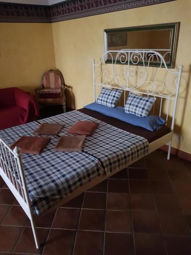een slaapkamer met een bed met een wit bedframe bij "Flora B&B "- Rooms in Privat Home in Maspalomas