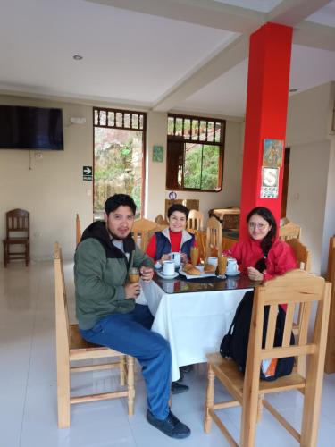 un grupo de personas sentadas en una mesa en Puente de Gocta, en Cocachimba