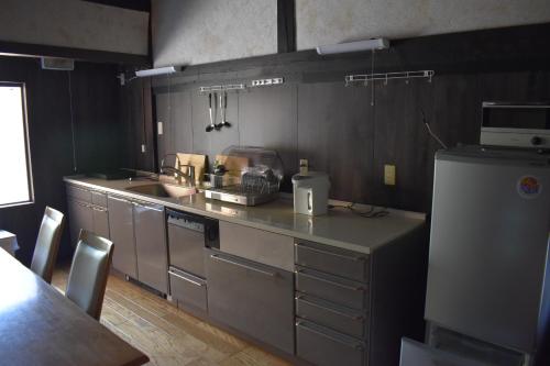 長浜市にあるGuest House Miei - Vacation STAY 87536vのキッチン(カウンター、シンク、冷蔵庫付)