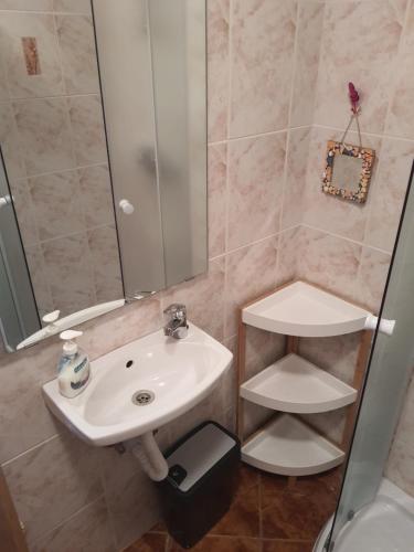 een badkamer met een wastafel en een spiegel bij Počitniška hiša Morski pogled in Mošćenička Draga