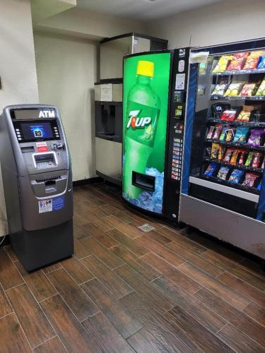 - une machine à soude à côté d'un refroidisseur de boissons dans un magasin dans l'établissement Red Oak Inn Southfield, à Southfield