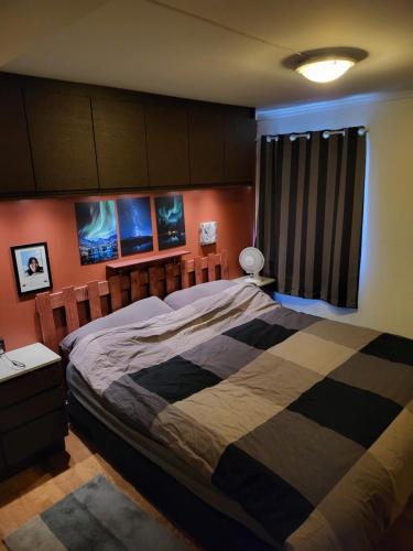 Un pat sau paturi într-o cameră la Sentrumsleilighet med gratis parkering til leie