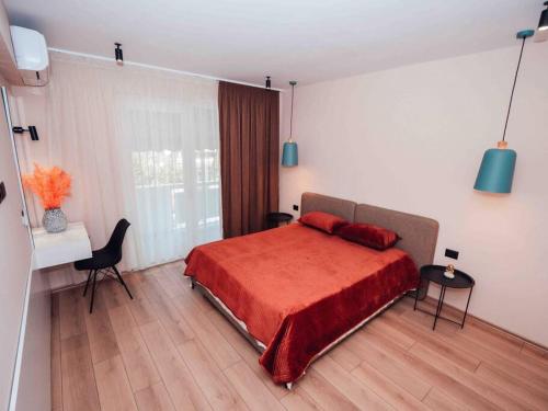 een slaapkamer met een bed en een tafel en stoelen bij Drago House, City Center location in Shkodër