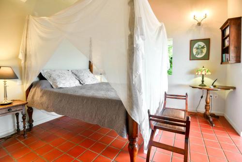 Un pat sau paturi într-o cameră la Beausejour Guest House