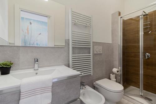 a bathroom with a sink and a toilet and a shower at Aria Marmore in Le Marmore