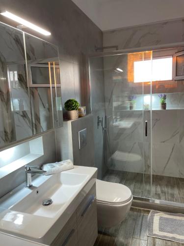 Bilik mandi di Villa ROMEO