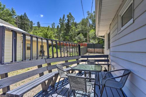 Μπαλκόνι ή βεράντα στο Deadwood Apartment - Walk to Historic Downtown!