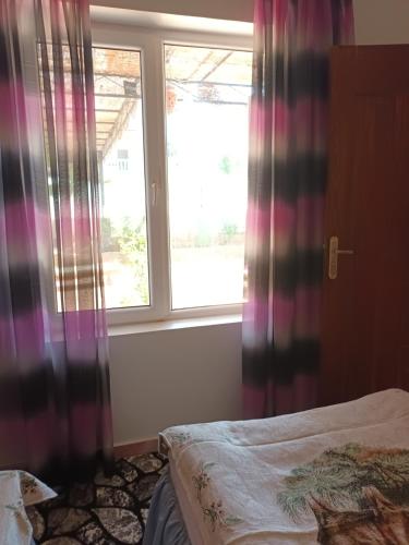 Ein Bett oder Betten in einem Zimmer der Unterkunft Rum i villa med pool