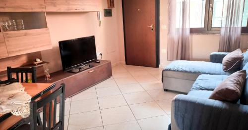A television and/or entertainment centre at Domumontegrappa - Appartamento indipendente con giardino - Sestu