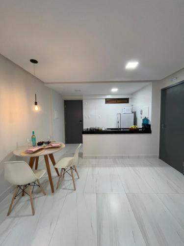 a kitchen and dining room with a table and chairs at Mardisa Design by Jess Hospedagens in João Pessoa