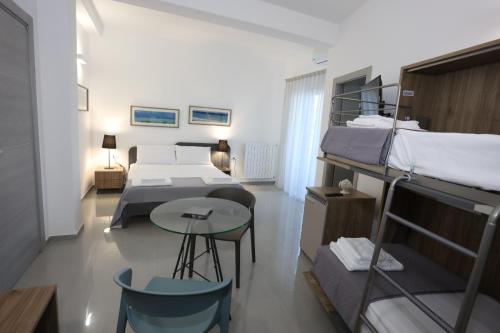 1 dormitorio con 2 literas y mesa en Civico 49 Bed&Breakfast en Lecce
