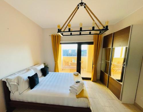 ein Schlafzimmer mit einem großen Bett und einem großen Fenster in der Unterkunft Luxury Hurghada Self-Catering Apartments & Studios, Al Dau Heights in Hurghada