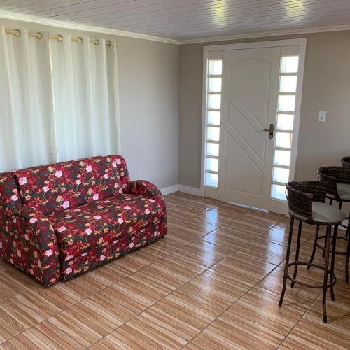 ein Wohnzimmer mit einem Sofa und einem Tisch in der Unterkunft Sítio AnJo’Z in Rio Negro