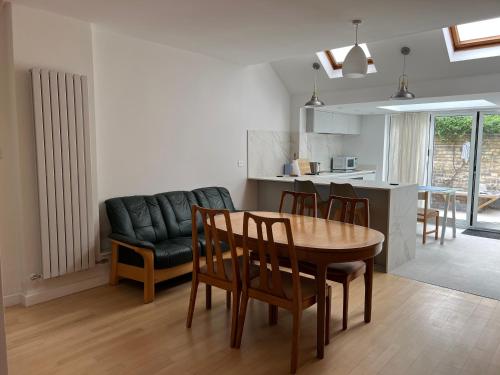 a kitchen and dining room with a table and chairs at 300m to Fitzwilliam museum 3 en-suites double bedroom Victoria house in Cambridge