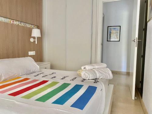 een hotelkamer met een bed met handdoeken erop bij apartament de luxe con piscina in Salou