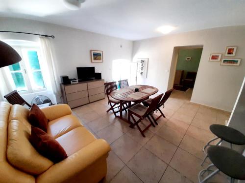 Luxury Stone House T&J - Center!