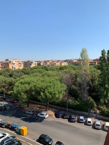 ein Parkplatz mit vielen geparkten Autos in der Unterkunft Stanza Claudina in Rom