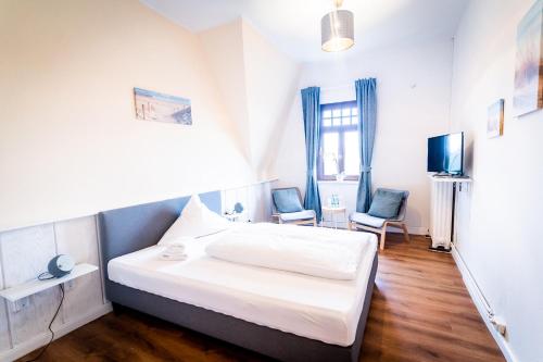 Una cama o camas en una habitación de Fährhaus Kirschenland