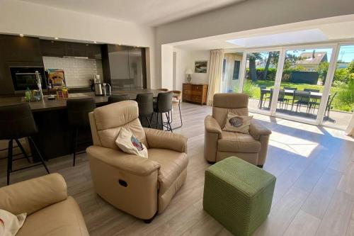 un salon avec un canapé et des chaises et une cuisine dans l'établissement Very pleasant single-storey villa for 6 people, à Cucq