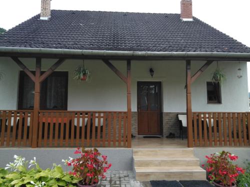 Casa con porche de madera con puerta de madera en Dapsy Vendégház, en Jósvafő