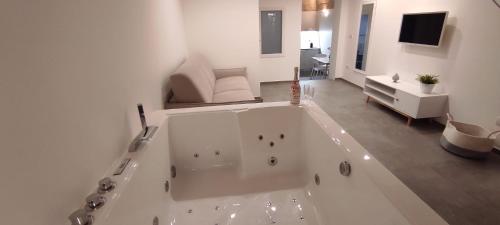 TV a/nebo společenská místnost v ubytování Virietta Dreams & Relax