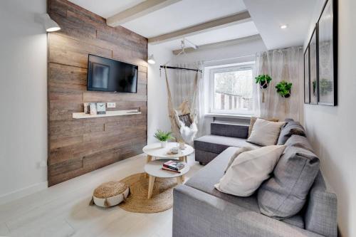 ein Wohnzimmer mit Sofa und Tisch in der Unterkunft CZAS NA GÓRY Jedlina-Zdrój. Apartament na 5 in Jedlina-Zdrój