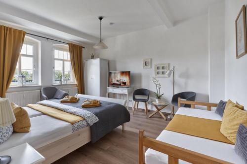 Una cama o camas en una habitación de Luxury Boutique Pension