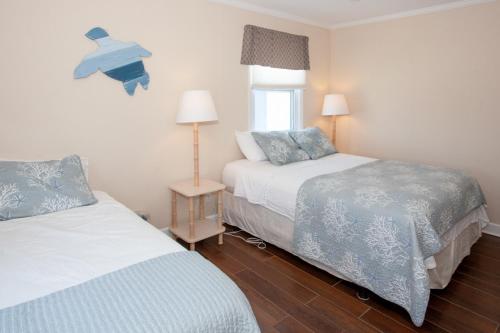 Katil atau katil-katil dalam bilik di Summer Sands by Oak Island Accommodations