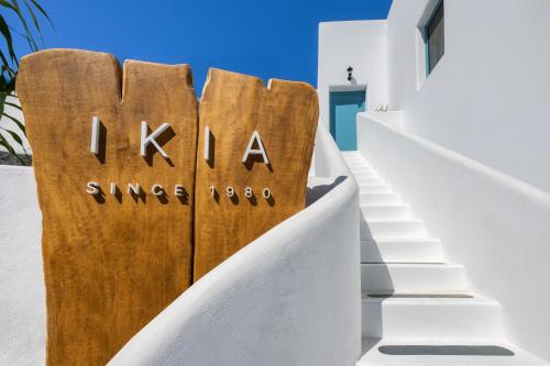 a building with a sign that reads kuna studios at I K I A Since 1980 by Calm Collection in Fira
