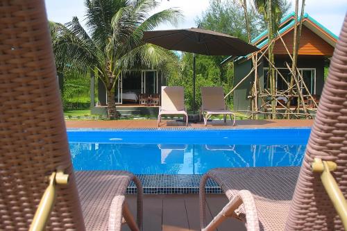 Bazén v ubytovaní Hongte Khaolak Resort alebo v jeho blízkosti