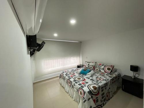 Ένα ή περισσότερα κρεβάτια σε δωμάτιο στο Lindos apartaestudios y habitaciones en Ibague