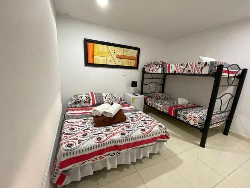 Ένα ή περισσότερα κρεβάτια σε δωμάτιο στο Lindos apartaestudios y habitaciones en Ibague