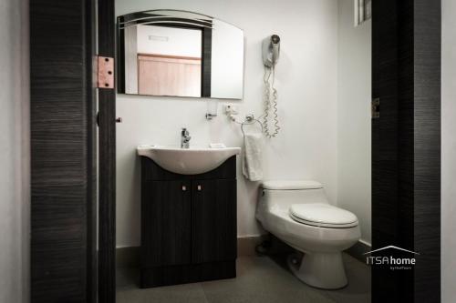 A bathroom at ItsaHome Apartments - Torre Seis