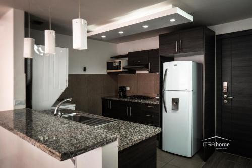 A kitchen or kitchenette at ItsaHome Apartments - Torre Seis