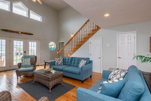 Χώρος καθιστικού στο Clear For Take Off by Oak Island Accommodations