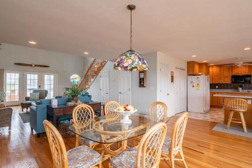 Η κουζίνα ή μικρή κουζίνα στο Clear For Take Off by Oak Island Accommodations