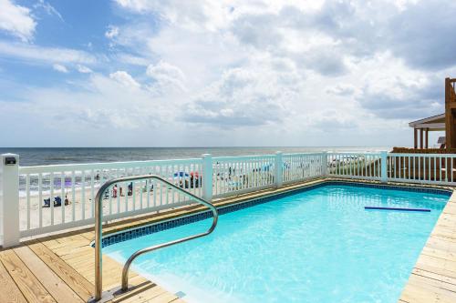 Πισίνα στο ή κοντά στο Clear Skies by Oak Island Accommodations