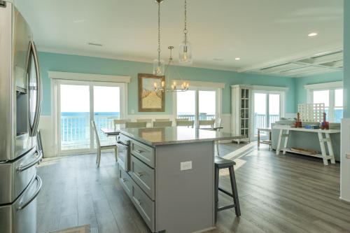 Η κουζίνα ή μικρή κουζίνα στο Clear Skies by Oak Island Accommodations