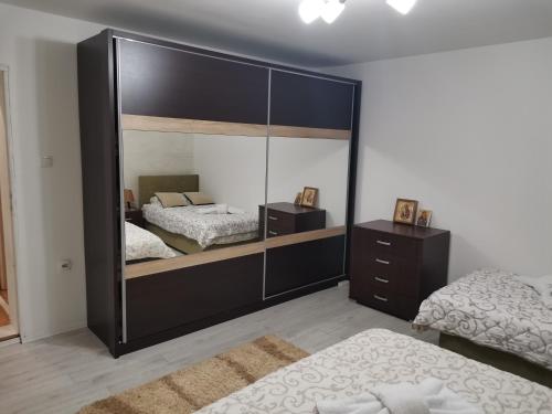 espejo grande en un dormitorio con cama en Vila Ivana 