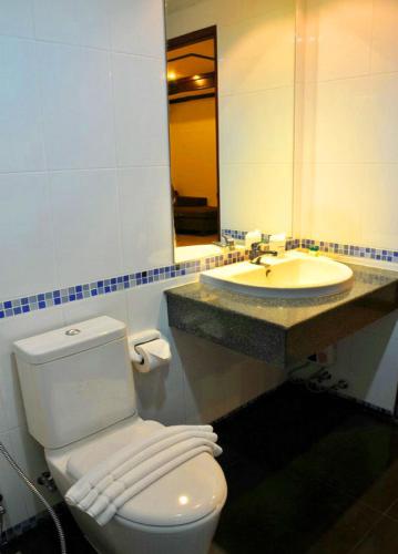 Ένα μπάνιο στο Boonjumnong Modern Apartment