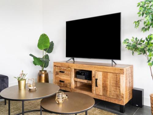 Televisyen dan/atau pusat hiburan di Villa in Zeewolde near Flevostrand Beach