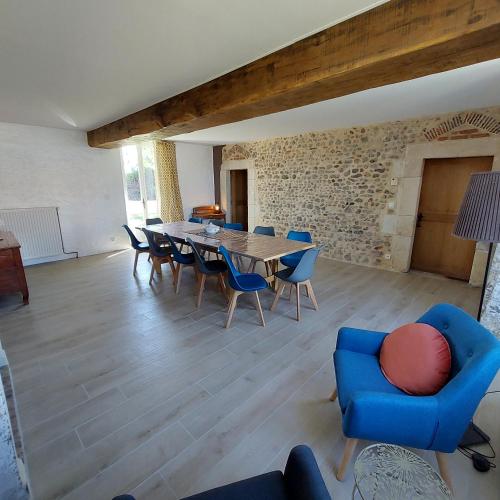 une salle à manger avec une table et des chaises dans l'établissement Gîte Domaine Cœur de Brenne, à Saint-Michel-en-Brenne