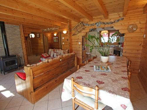 - une salle à manger avec une table dans une cabine dans l'établissement Chalet chaleureux avec sauna, terrain, terrasse et babyfoot à Saint-Nabord - FR-1-589-255, à Saint-Nabord