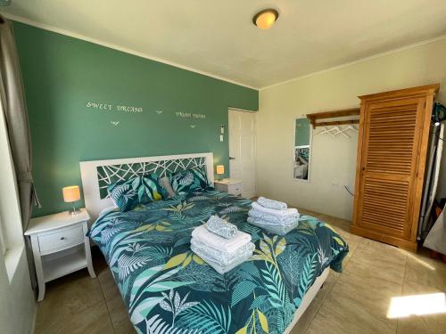 - une chambre avec un lit et des serviettes dans l'établissement Jucasa Ocean Breeze, à Noord