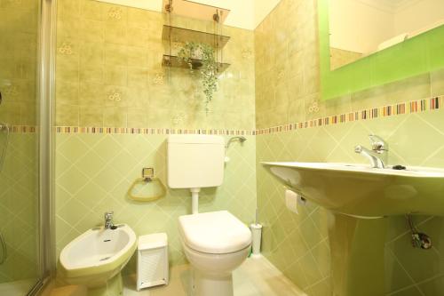 uma casa de banho com um WC e um lavatório em Retorta do Pico - Alojamento Local em Caminha