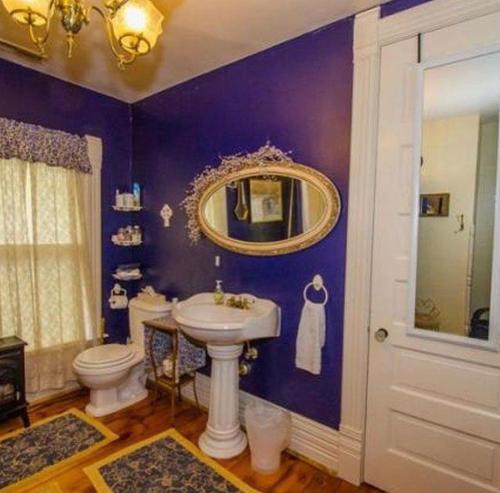 uma casa de banho com um lavatório, um WC e um espelho. em Innisfree Bed & Breakfast em South Bend