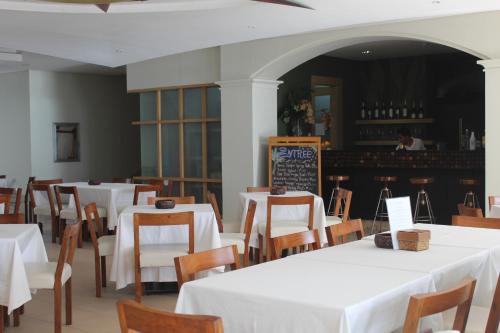 Reštaurácia alebo iné gastronomické zariadenie v ubytovaní Boracay Sands Hotel